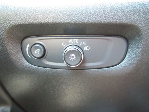 Used 2023 Chevrolet Traverse LT FWD image 22