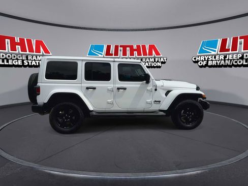 Used 2022 Jeep Wrangler Unlimited Sahara AWD/4WD image 9