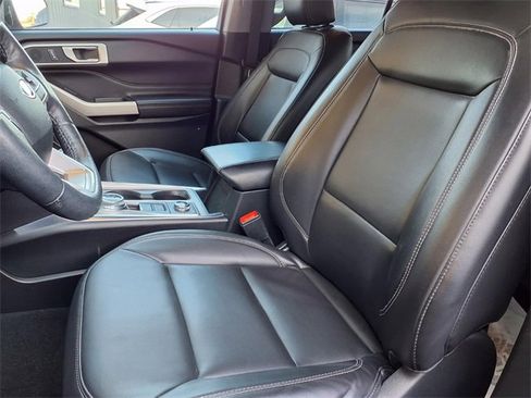 Certified 2022 Ford Explorer XLT w/ Equipment Group 202A image 3