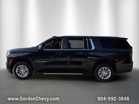 Used 2025 Chevrolet Suburban LT AWD/4WD image 2