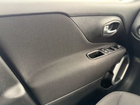 Used 2021 Jeep Renegade Latitude FWD image 31
