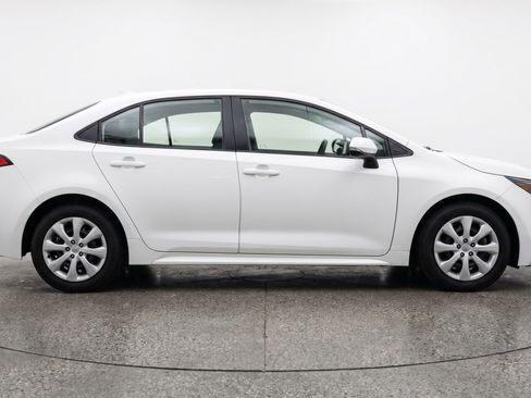 Used 2025 Toyota Corolla LE FWD image 11