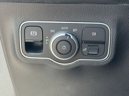 Used 2025 Mercedes-Benz GLB 35 AMG 4MATIC image 33