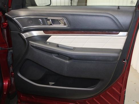 Used 2017 Ford Explorer Platinum image 22