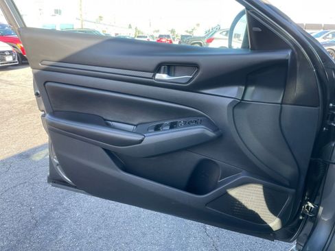 Used 2025 Nissan Altima 2.5 SV FWD image 18