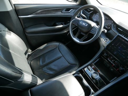 Used 2023 Jeep Grand Cherokee Limited w/ Luxury Tech Group II image 9