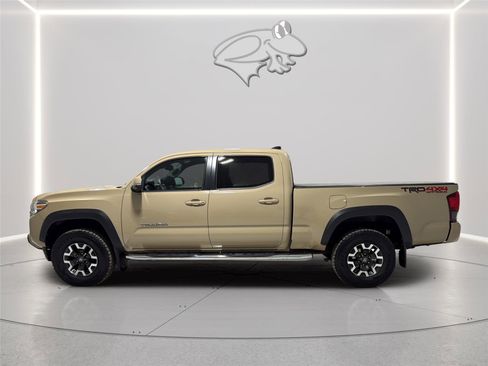 Used 2018 Toyota Tacoma TRD Off-Road w/ Technology Package AWD/4WD image 2