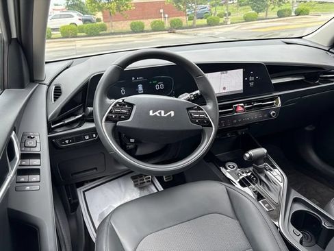 Used 2024 Kia Niro EX Touring FWD image 31