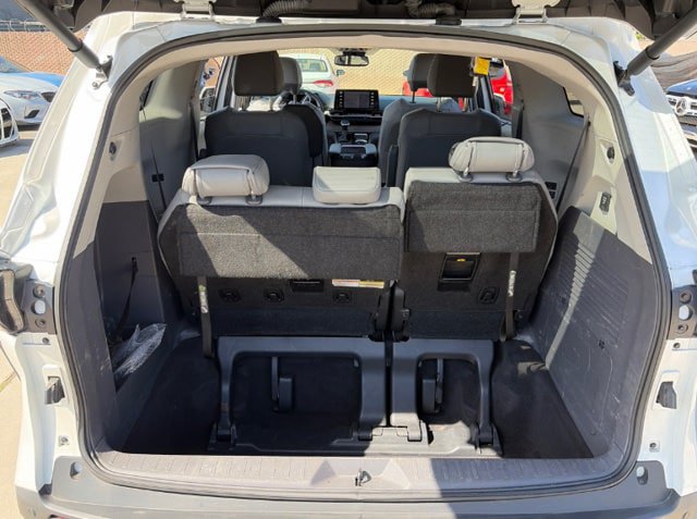 Used 2024 Toyota Sienna XLE w/ XLE Plus Package FWD image 15