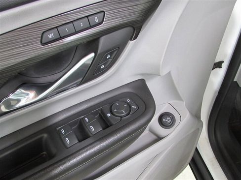 Used 2023 GMC Terrain SLT image 13