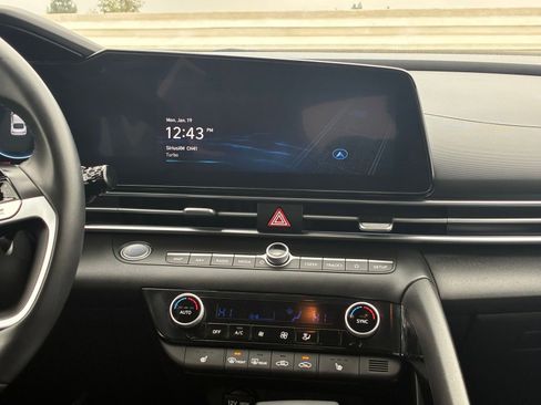 Used 2025 Hyundai Elantra Limited image 18