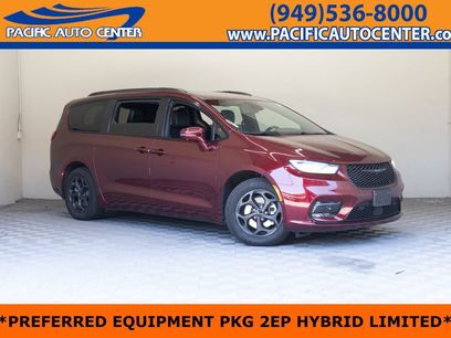 Used 2021 Chrysler Pacifica Limited w/ Uconnect Theater Family Group