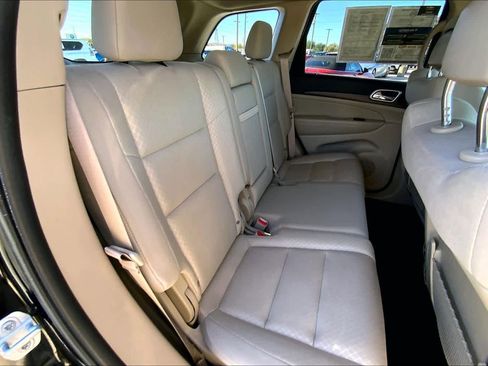 Used 2018 Jeep Grand Cherokee Laredo image 18