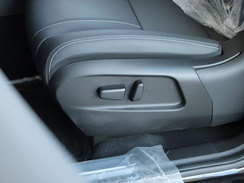 New 2025 VinFast VF 8 Eco image 11