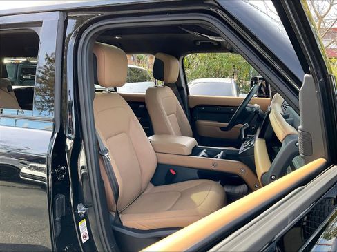 Used 2025 Land Rover Defender 130 X-Dynamic SE image 9