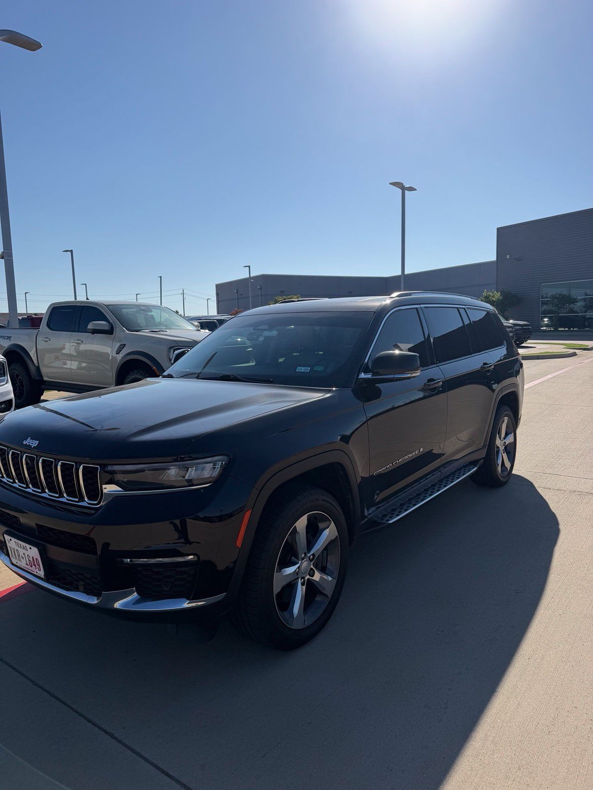 Used 2022 Jeep Grand Cherokee L Limited w/ Luxury Tech Group II AWD/4WD image 3