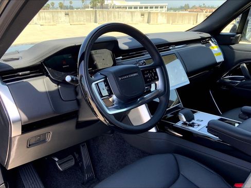 New 2025 Land Rover Range Rover Long Wheelbase SE image 9