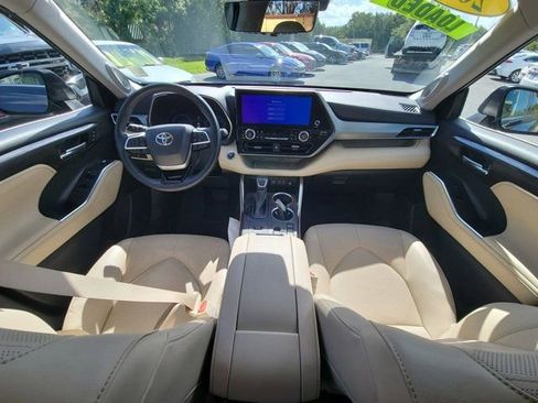Used 2023 Toyota Highlander Platinum FWD image 2