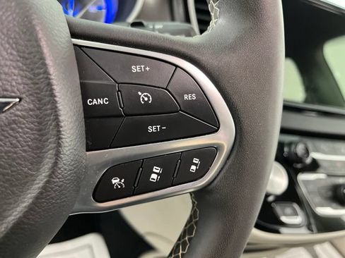 Used 2023 Chrysler Pacifica Touring-L FWD image 22