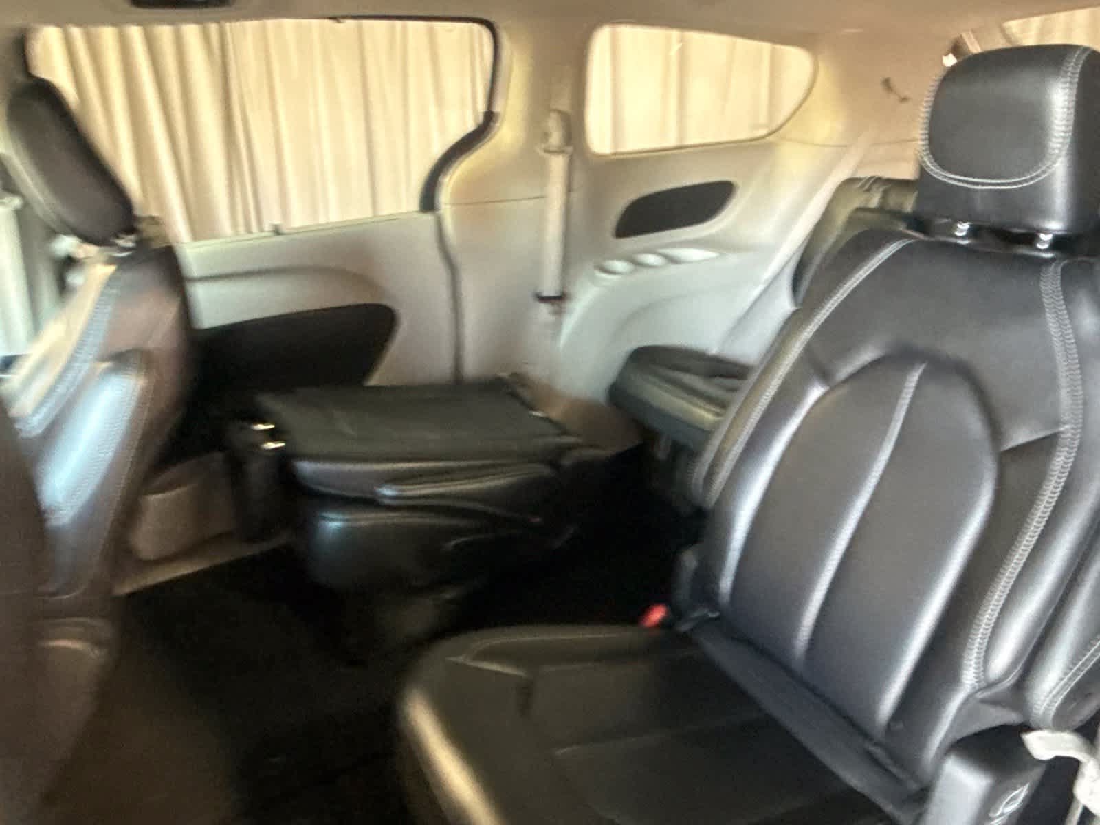 Used 2023 Chrysler Pacifica Touring-L FWD image 16
