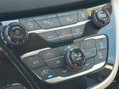 Used 2024 Chrysler Pacifica Touring-L FWD image 16