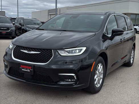 New 2026 Chrysler Pacifica Select FWD image 2