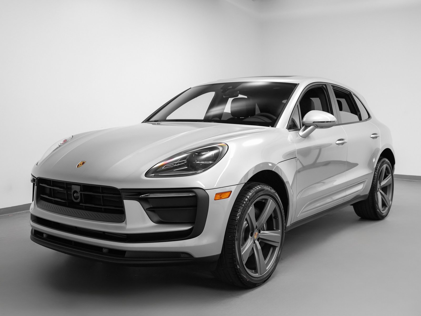 Certified 2025 Porsche Macan AWD/4WD image 6