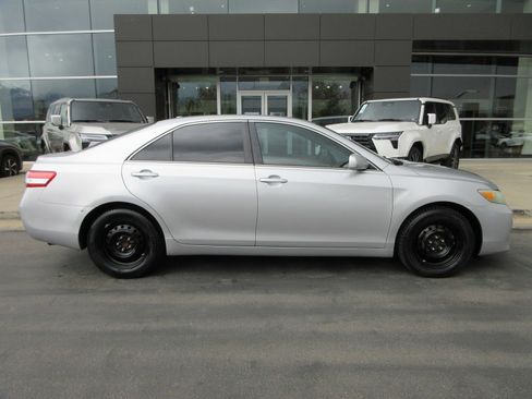 Used 2010 Toyota Camry LE FWD image 12