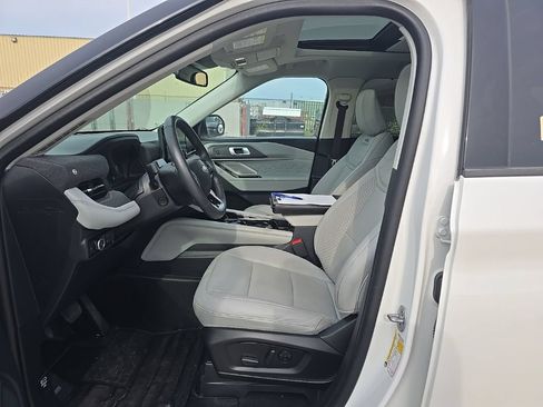 Used 2025 Ford Explorer Platinum w/ LUX Leather Package AWD/4WD image 14