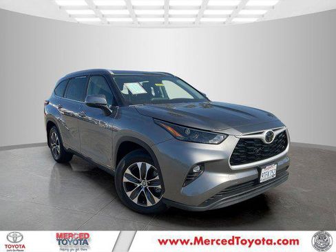 Certified 2025 Toyota Highlander XLE image 1
