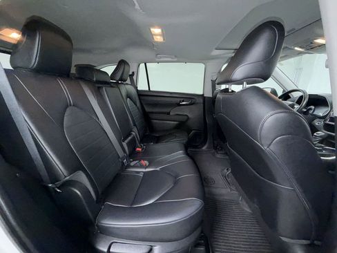 Used 2023 Toyota Highlander XLE AWD/4WD image 6