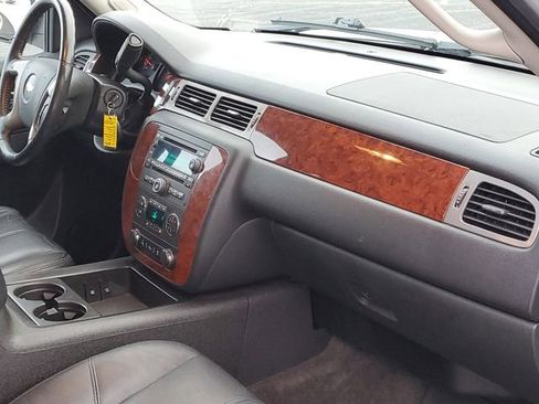 Used 2014 Chevrolet Suburban LT image 26