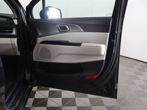 Used 2022 Kia Carnival LX FWD image 22