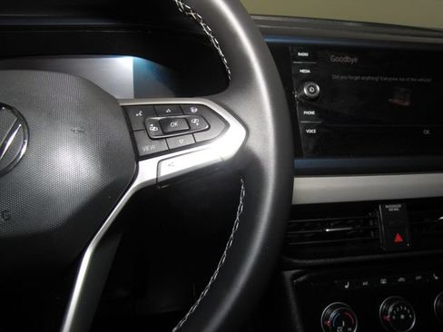 Used 2023 Volkswagen Taos SE w/ Panoramic Sunroof Package AWD/4WD image 6