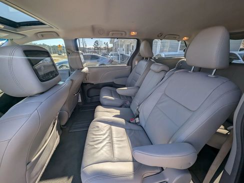 Used 2017 Toyota Sienna XLE Premium image 34