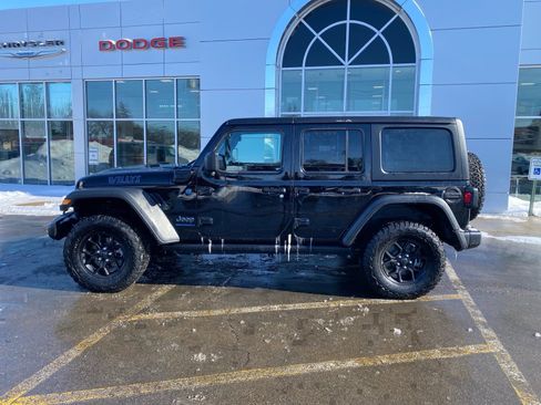 Used 2025 Jeep Wrangler Willys image 2