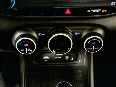 Used 2023 Hyundai Venue Limited image 17