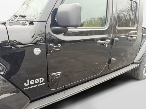 Certified 2023 Jeep Gladiator Overland w/ LED Lighting Group image 31