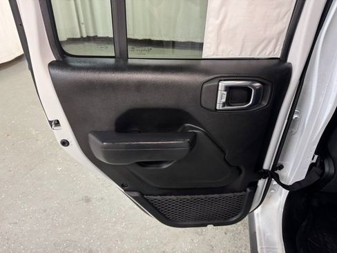 Used 2022 Jeep Gladiator Rubicon w/ Cold Weather Group image 21