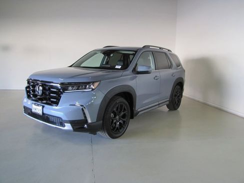 Certified 2025 Honda Pilot Touring image 1