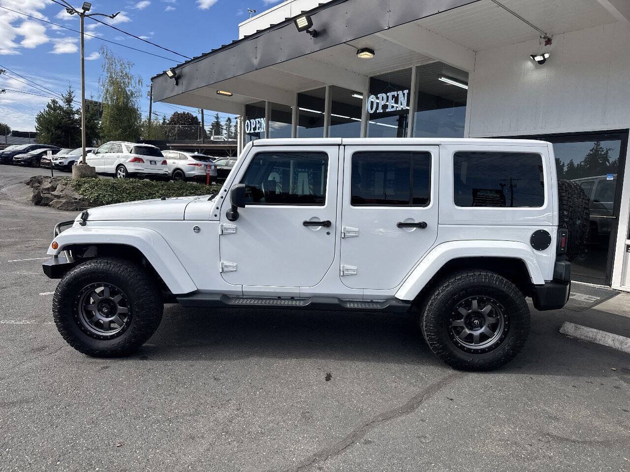 Used 2016 Jeep Wrangler Unlimited Sahara w/ Connectivity Group AWD/4WD image 3