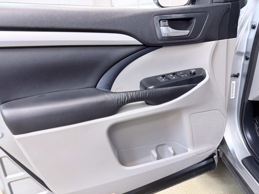 Used 2015 Toyota Highlander XLE AWD/4WD image 8