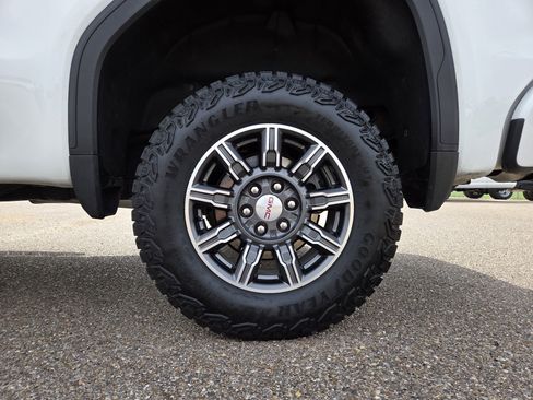 Used 2024 GMC Sierra 1500 AT4 w/ Technology Package image 9