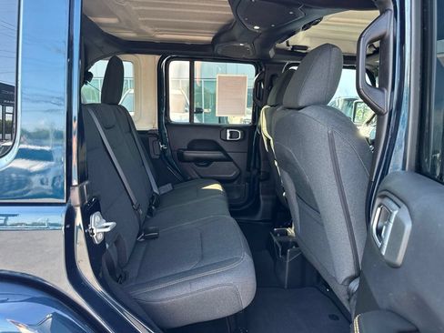 Used 2025 Jeep Wrangler Unlimited Sahara AWD/4WD image 19