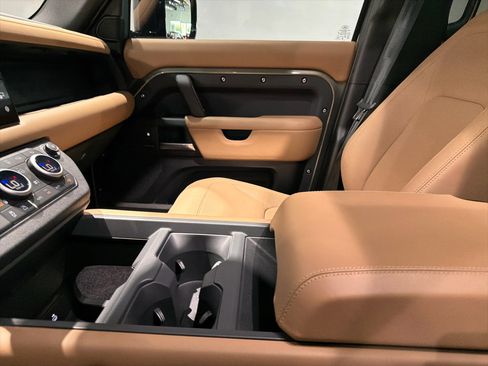 Used 2025 Land Rover Defender 110 S image 22