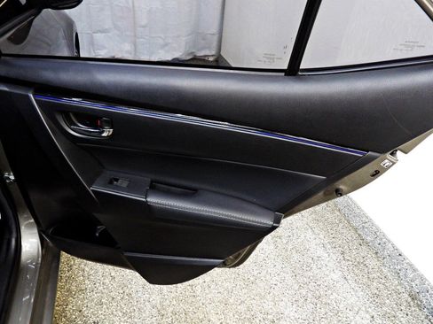 Used 2018 Toyota Corolla SE w/ SE Premium Package FWD image 12