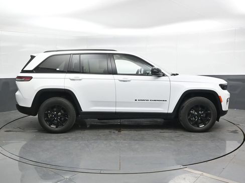 Used 2025 Jeep Grand Cherokee Altitude AWD/4WD image 4