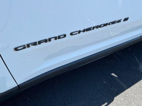 Used 2024 Jeep Grand Cherokee Limited w/ Black Appearance Package AWD/4WD image 10