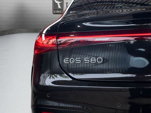 Used 2022 Mercedes-Benz EQS 580 4MATIC Sedan w/ Pinnacle Trim Package image 18