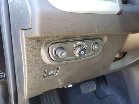 Certified 2022 GMC Terrain SLT image 11